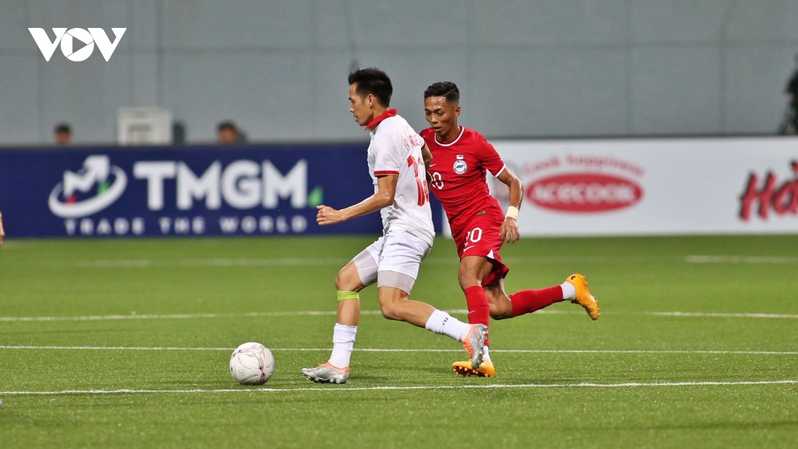 Hoàng Đức bị cột dọc từ chối siêu phẩm, ĐT Việt Nam hòa 0-0 trên sân Singapore