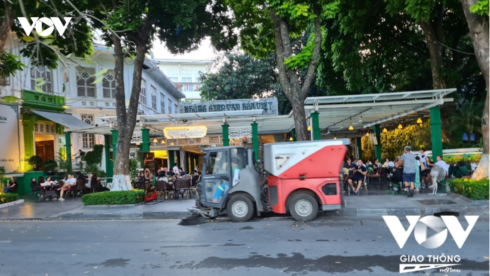 Nhiều bất cập trong cơ giới hóa thu gom rác ở Hà Nội