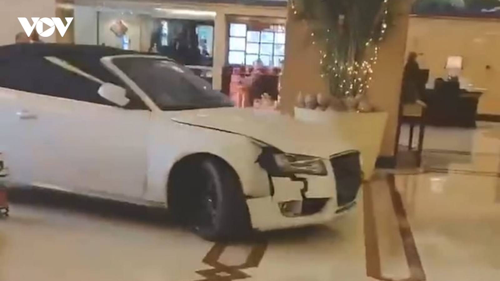 Video tài xế Audi A5 đâm đổ cửa kính khách sạn vì mất máy tính