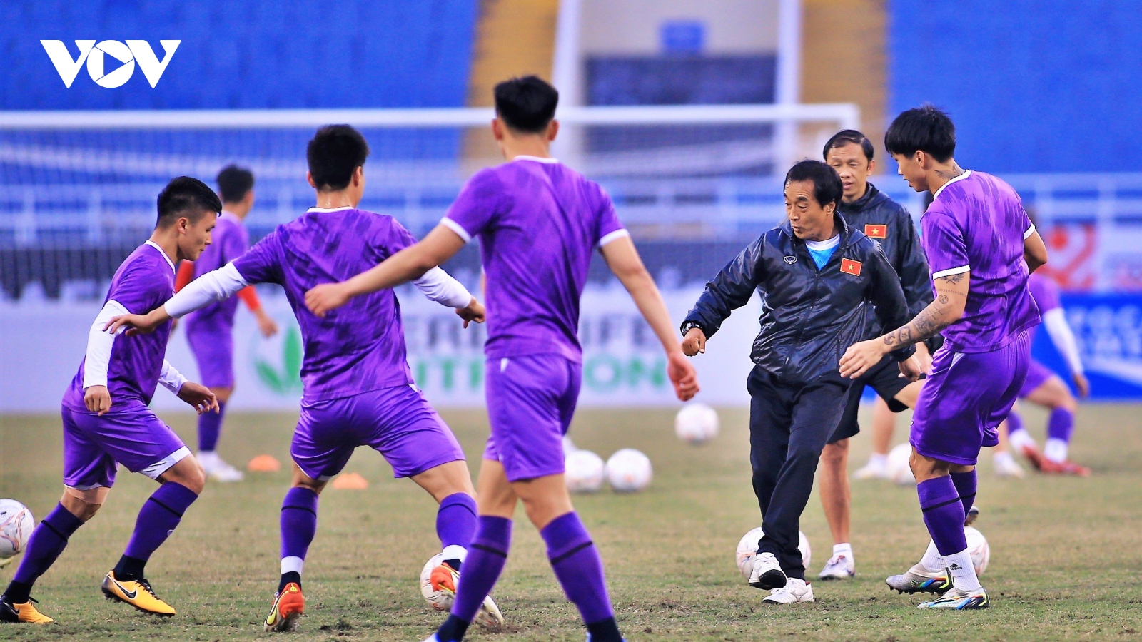 Trợ lý Lee Young-jin nhận cái kết đắng khi đá ma với Văn Hậu và dàn sao ĐT Việt Nam