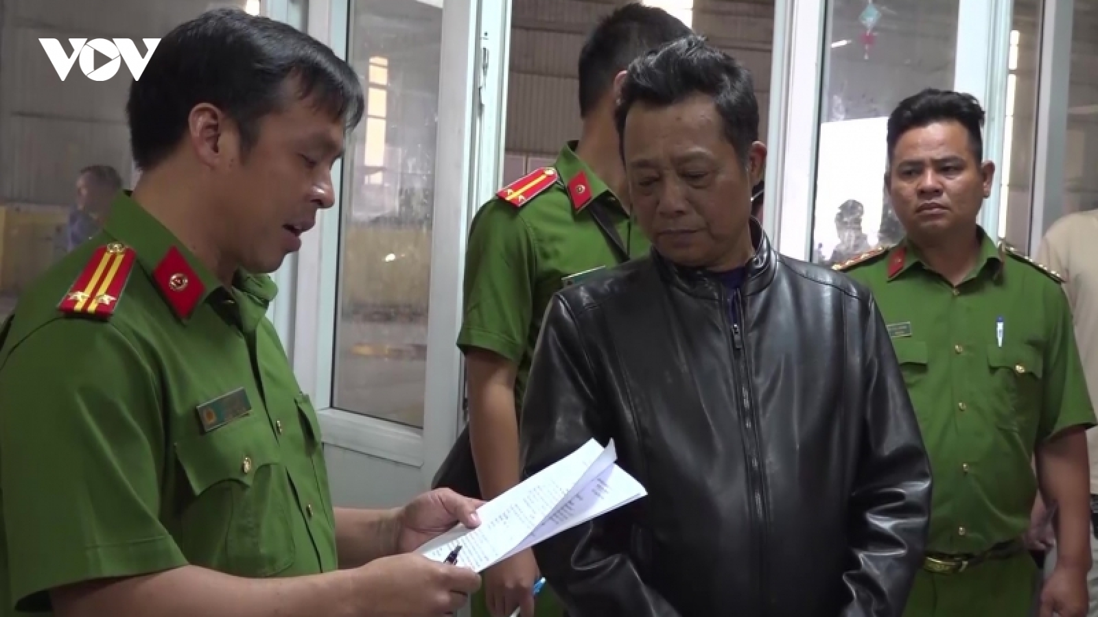 Vì sao không biết đọc biết viết lại trở thành giám đốc trung tâm đăng kiểm?