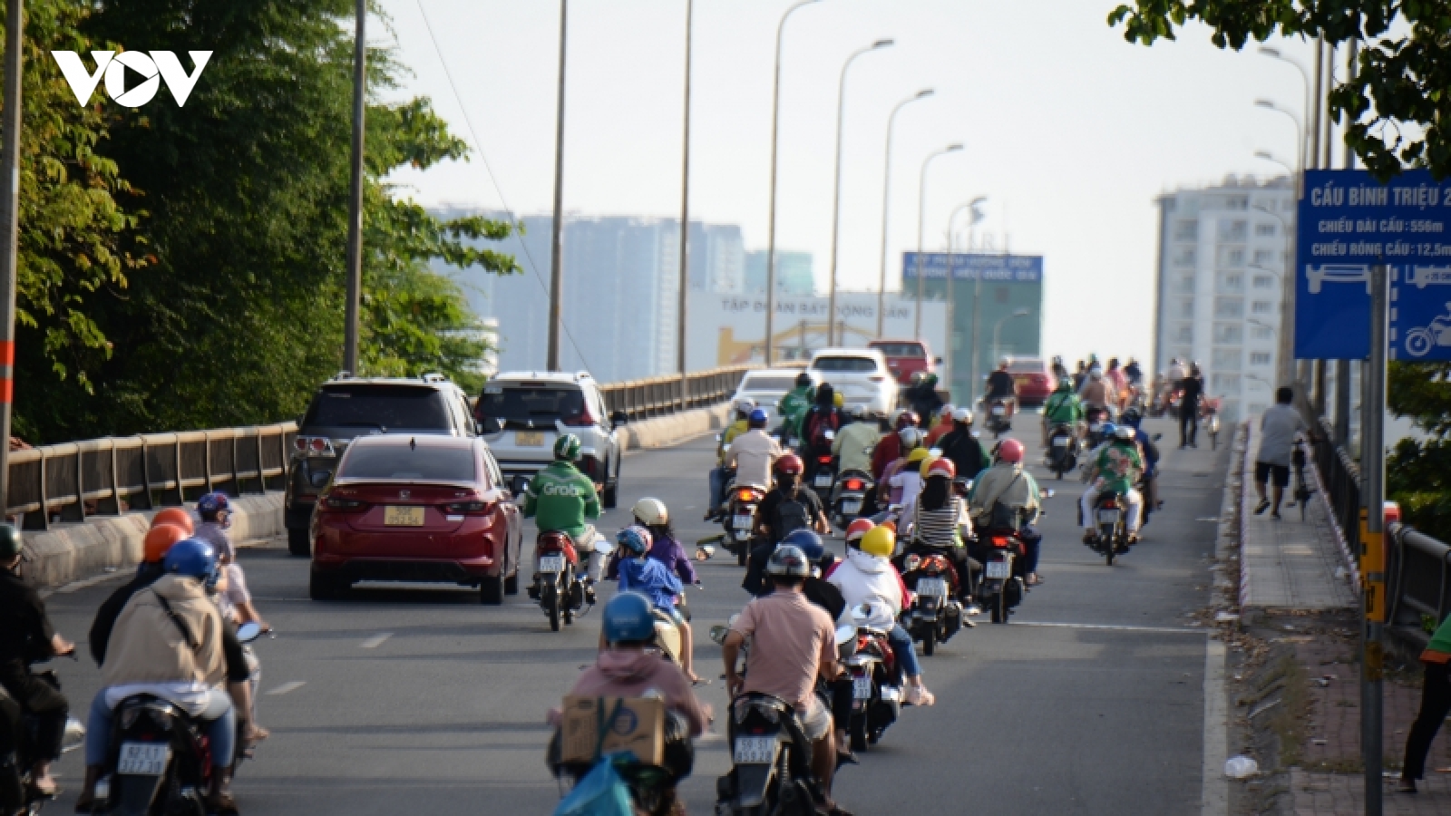 Người dân đổ về TP.HCM nhưng các cửa ngõ không tắc