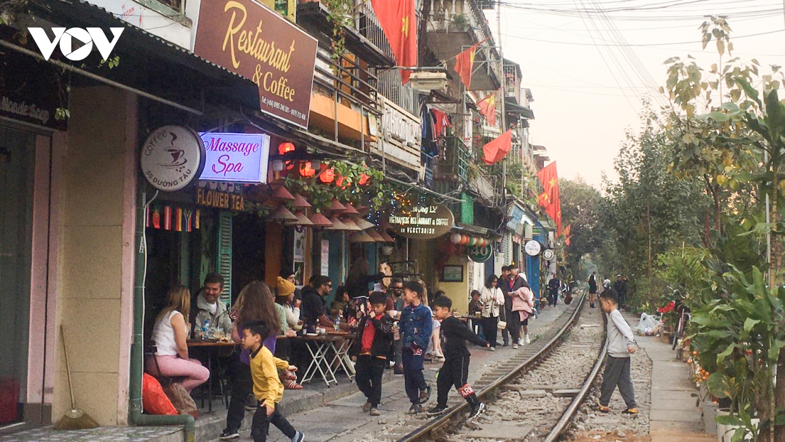 Cà phê đường tàu ở Hà Nội vẫn nhộn nhịp đón khách