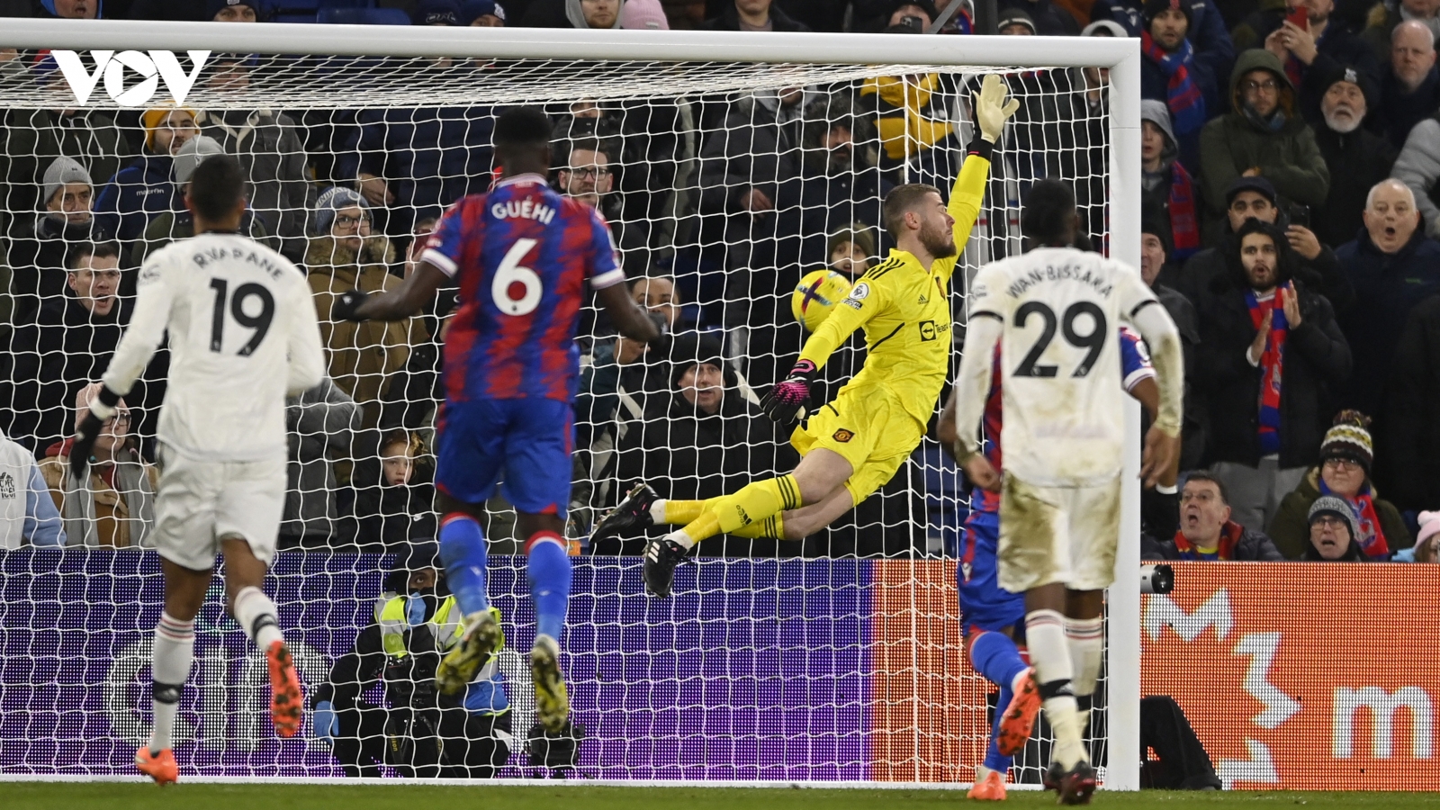 MU vừa rơi điểm, vừa thiệt quân trước Crystal Palace