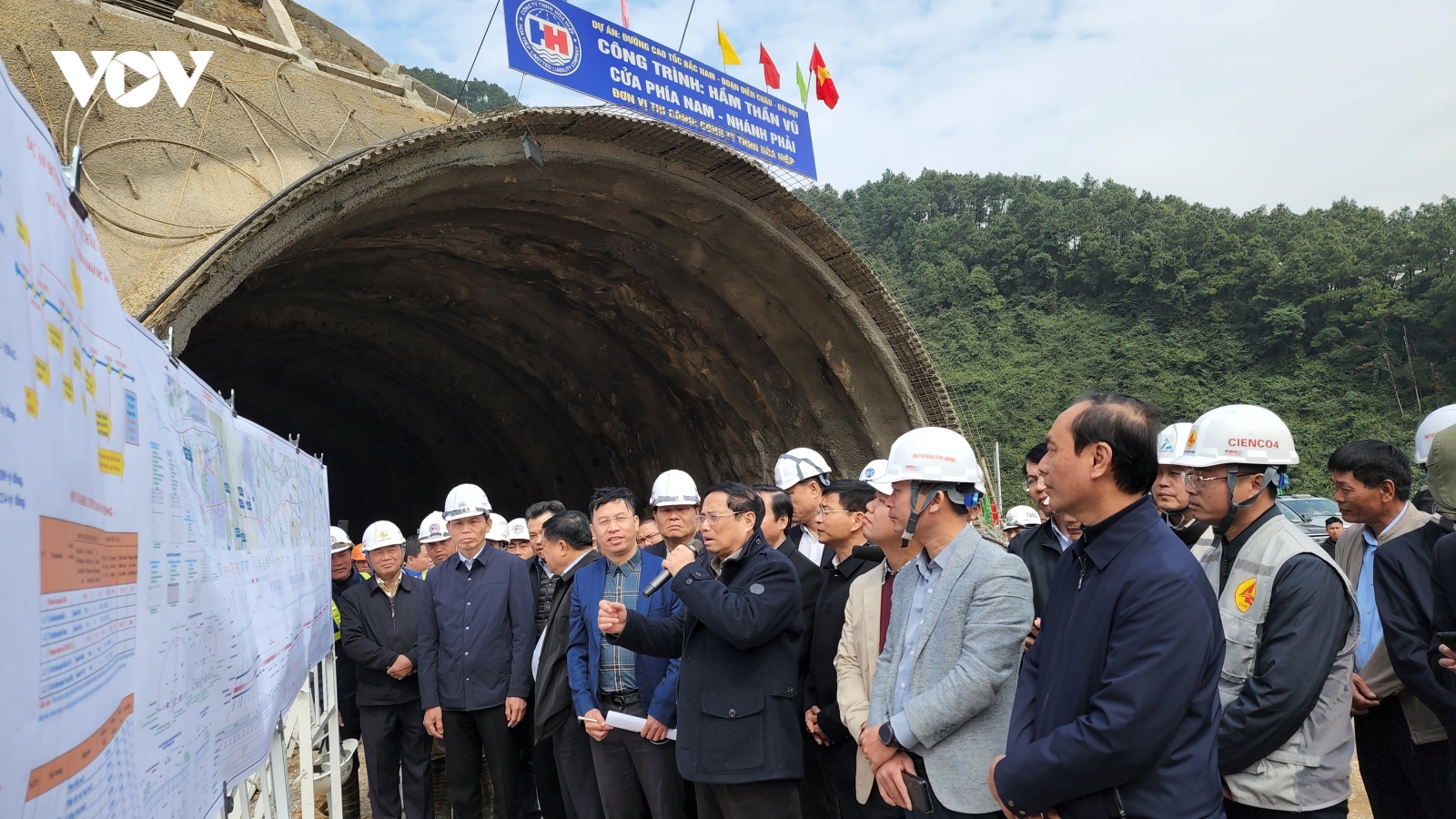 Thủ tướng kiểm tra dự án cao tốc Diễn Châu-Bãi Vọt, thị sát thi công hầm Thần Vũ