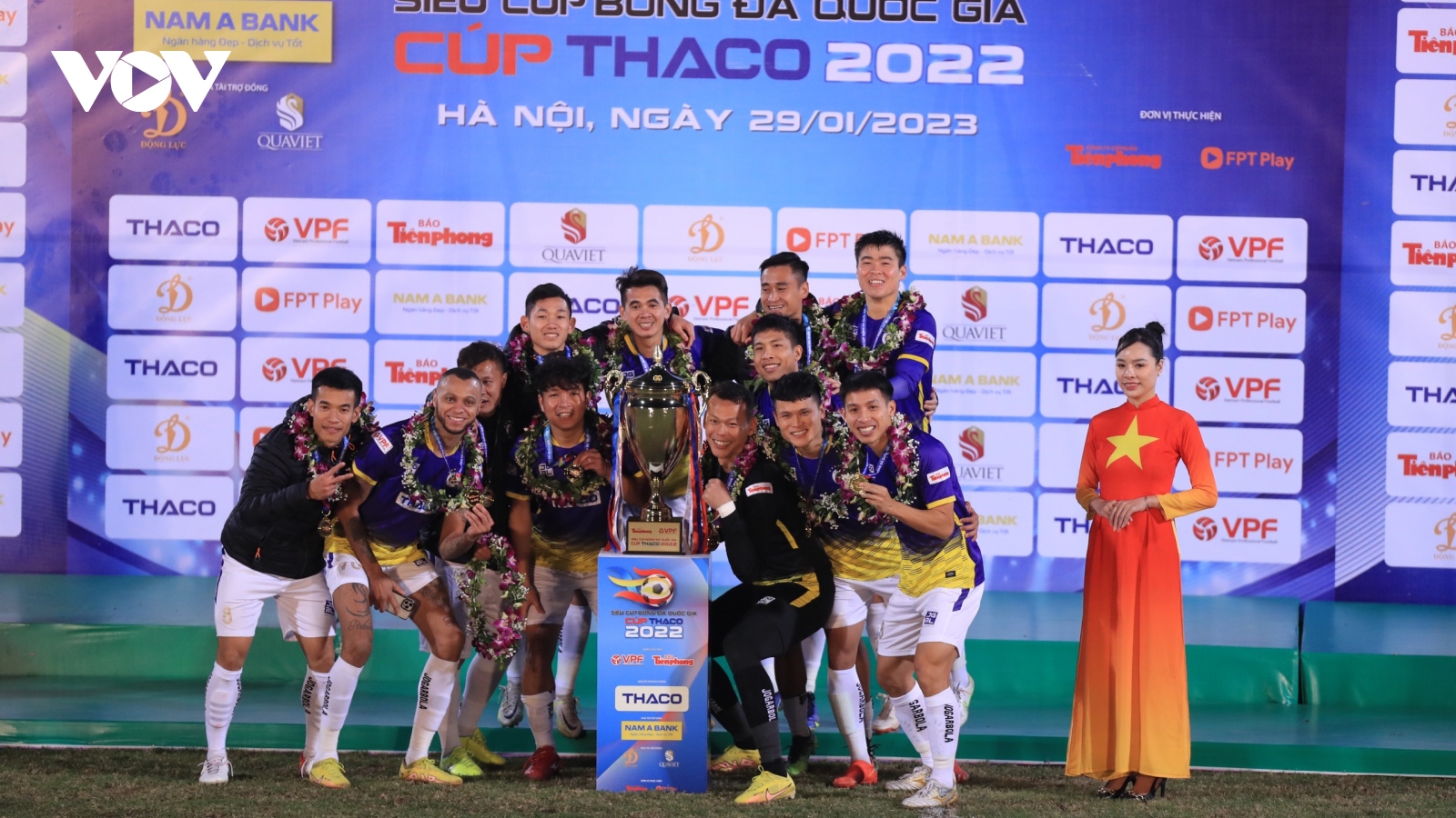 Dàn sao Hà Nội FC "nhí nhảnh" ăn mừng chức vô địch Siêu cúp Quốc gia 2022