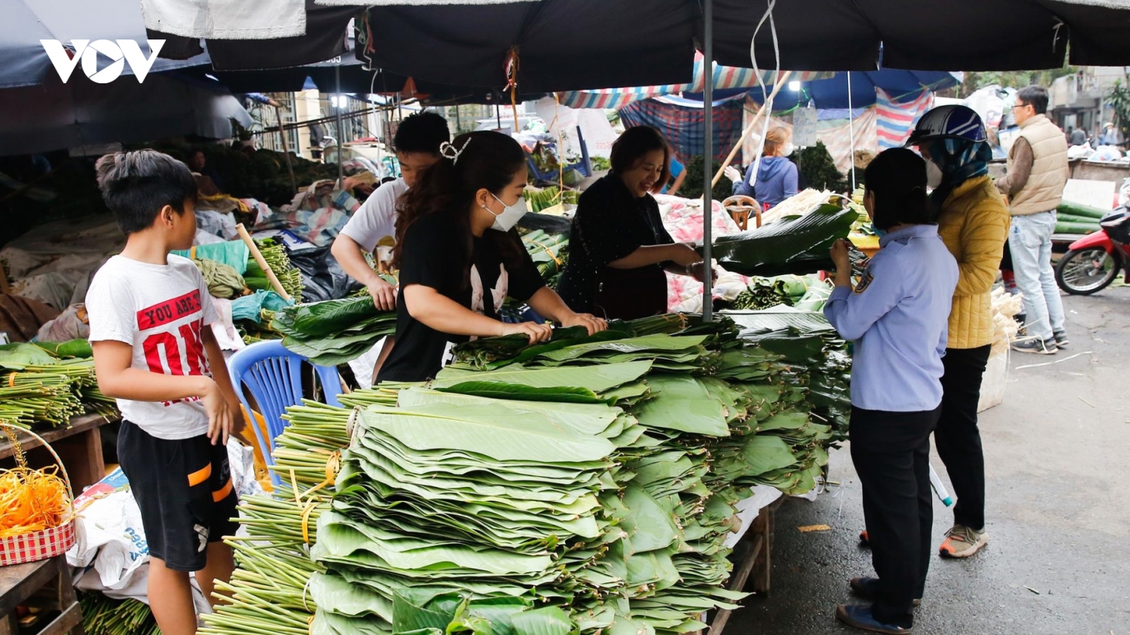 Chợ lá dong lâu đời nhất Hà Nội nhộn nhịp từ sáng đến tối