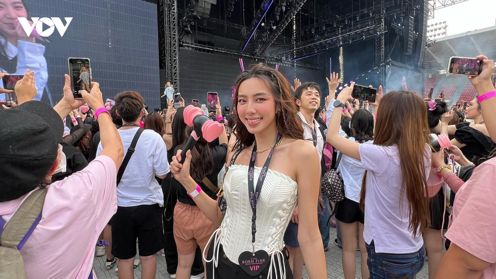 Hoa hậu Thùy Tiên khoe nhan sắc đỉnh cao khi sang Thái cổ vũ BLACKPINK