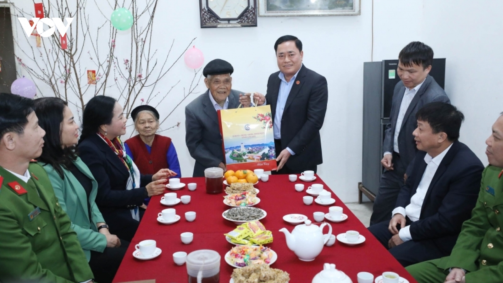 Lạng Sơn chăm lo Tết cho các gia đình chính sách, lực lượng vũ trang, y tế