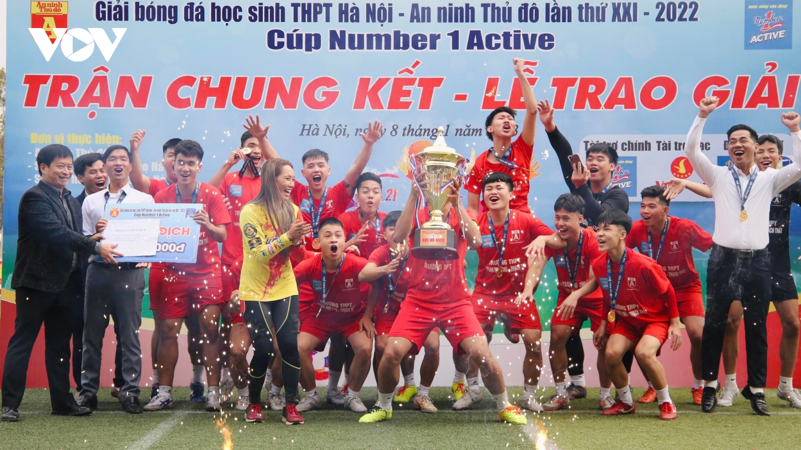 THPT Phan Huy Chú đăng quang giải bóng đá học sinh THPT Hà Nội 2022