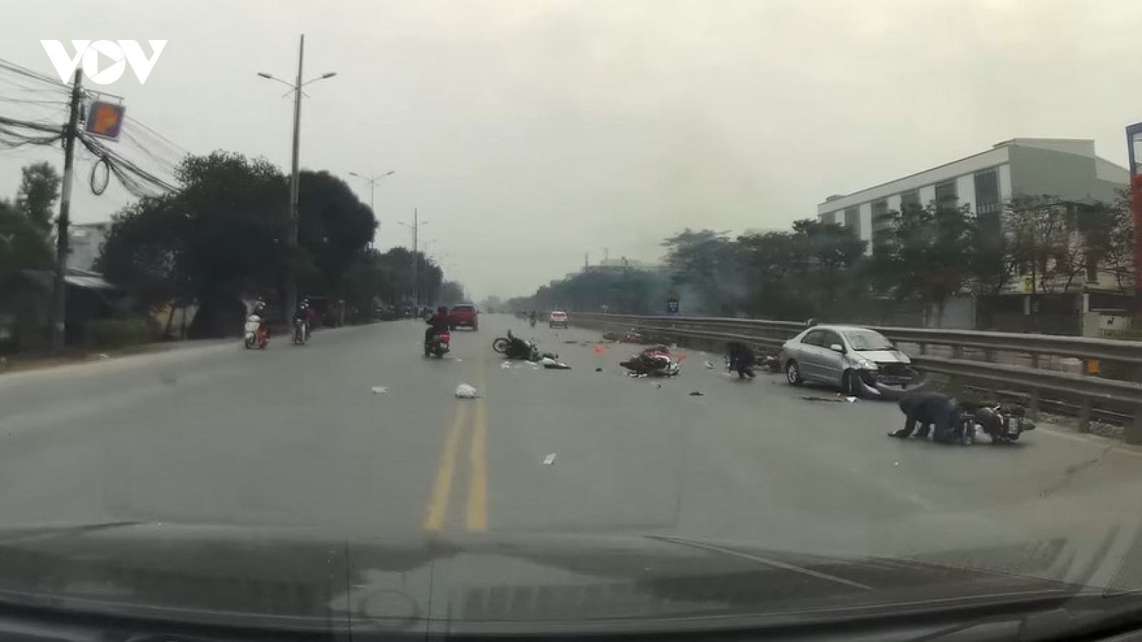 "Xe điên" gây tai nạn liên hoàn, đâm hàng loạt xe máy ở Hà Nội