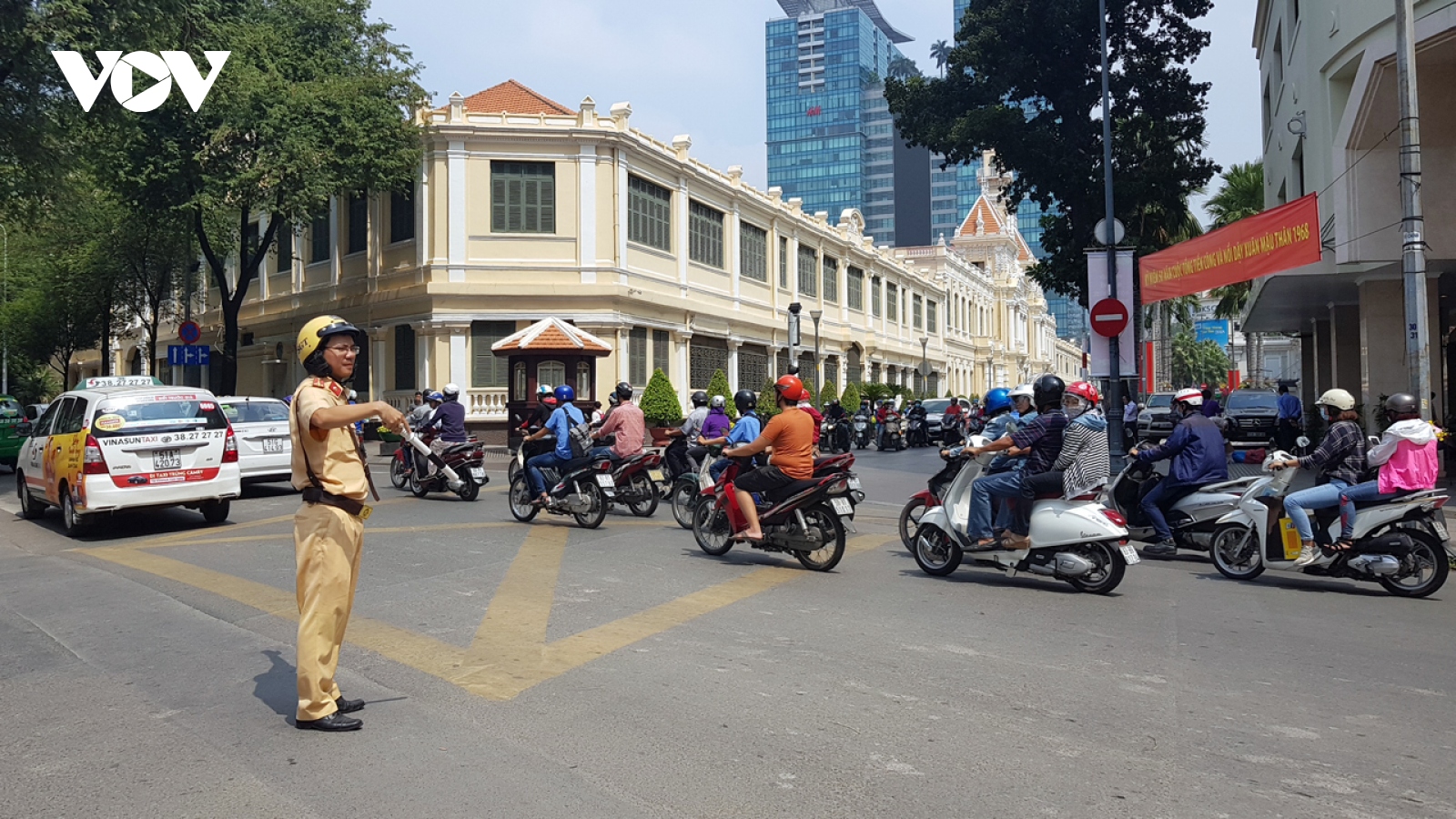 Sân bay, bến xe ở TP.HCM đông đúc nhưng đường sá thông thoáng