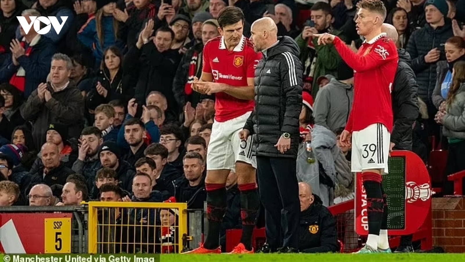 Huyền thoại MU công khai nghi vấn “xích mích” giữa Erik ten Hag và Harry Maguire