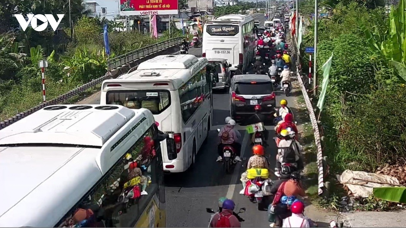 Người dân miền Tây đổ về TP.HCM sau Tết gây ùn ứ giao thông tại nhiều “điểm nóng”