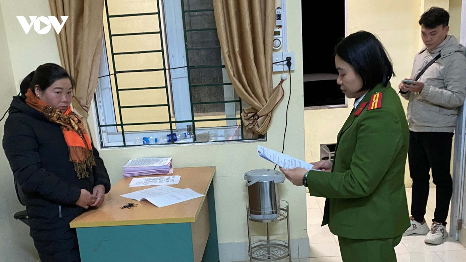 Cán bộ địa chính xã vòi tiền người dân đi làm sổ đỏ