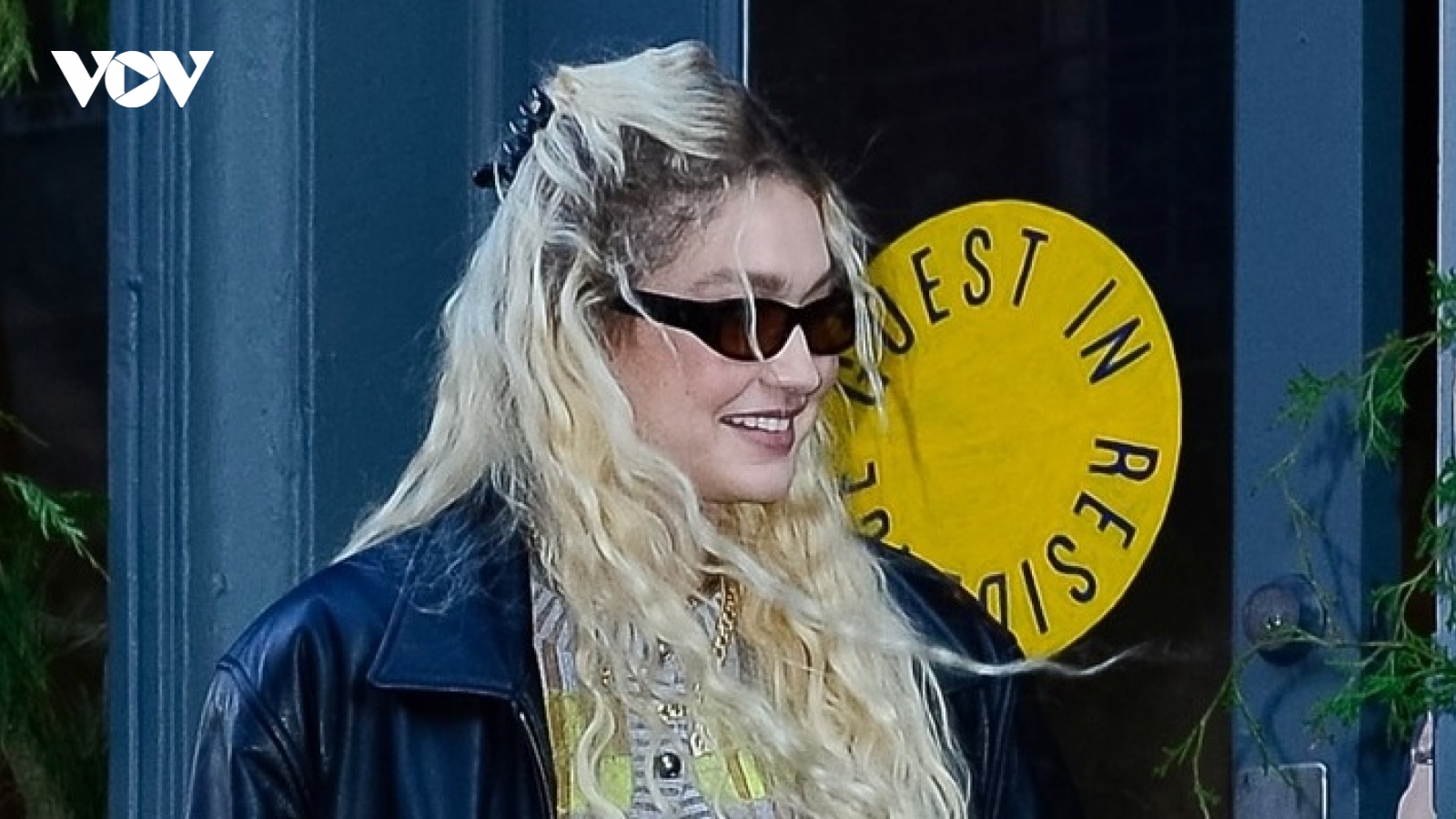 Siêu mẫu Gigi Hadid rạng rỡ ra phố sau ồn ào hẹn hò Leonardo DiCaprio