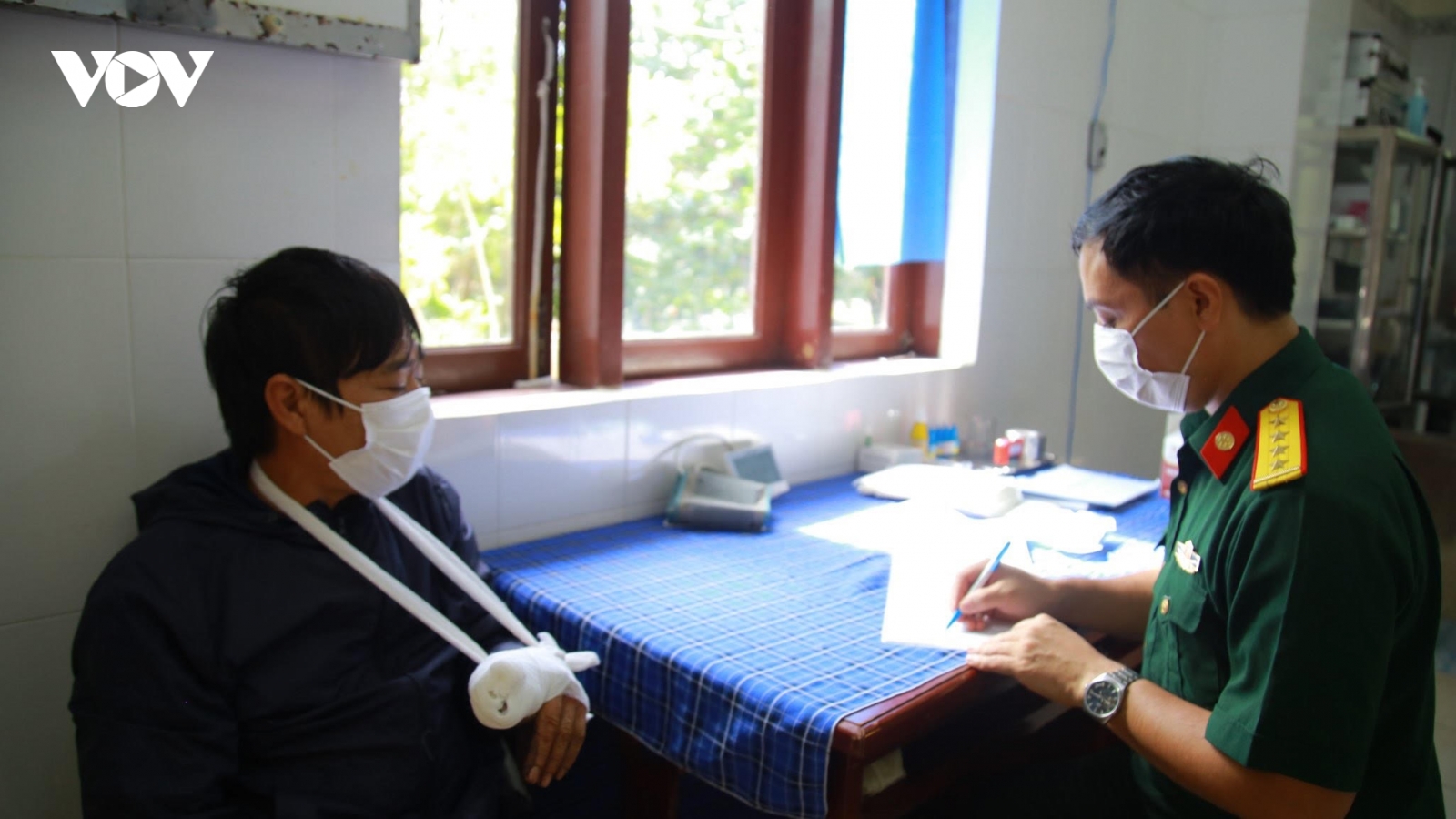Trung tâm y tế Thị trấn Trường Sa cấp cứu ngư dân gặp nạn trên biển