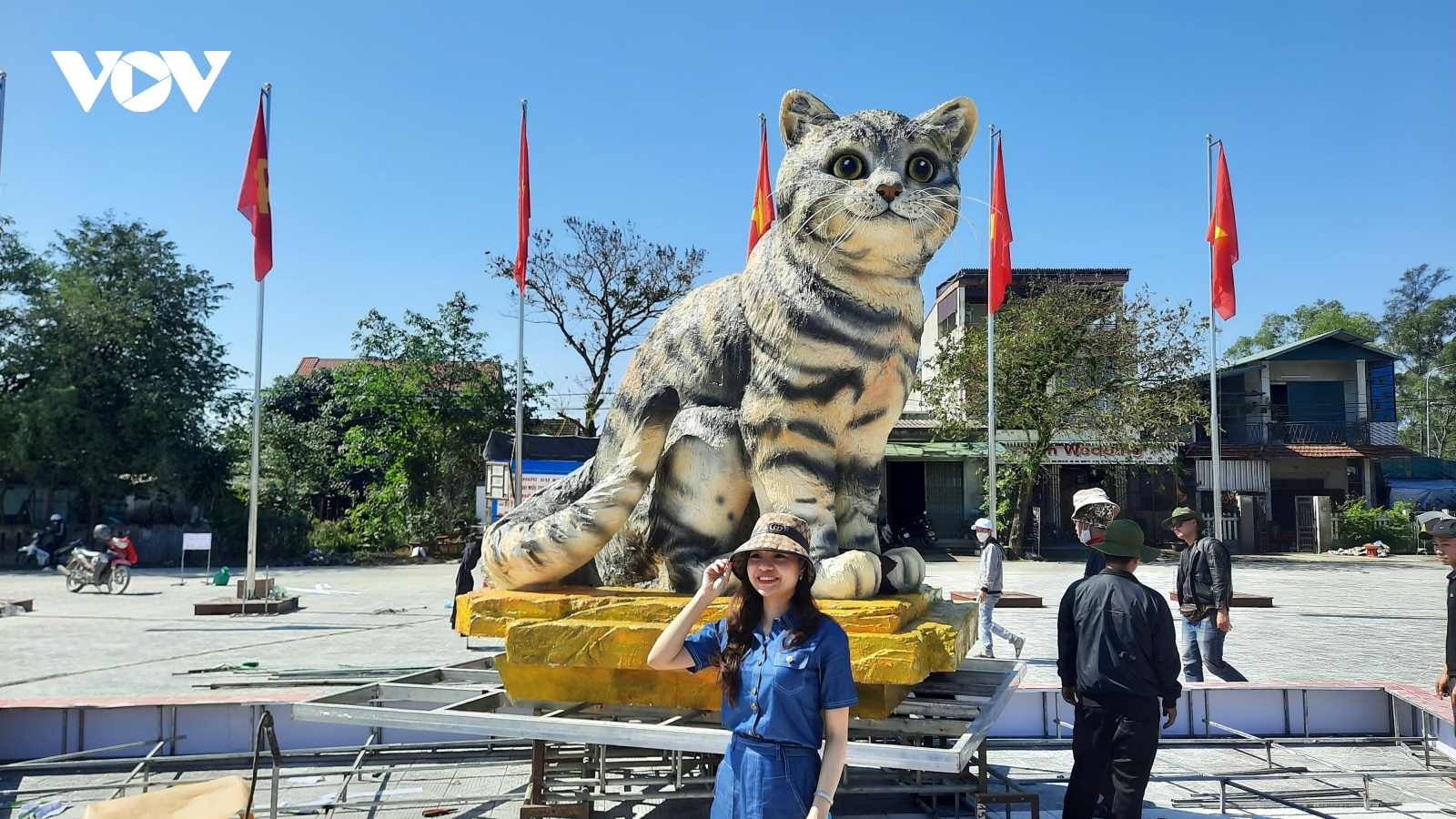 Người dân thích thú với linh vật Mèo Quý Mão tại Quảng Trị