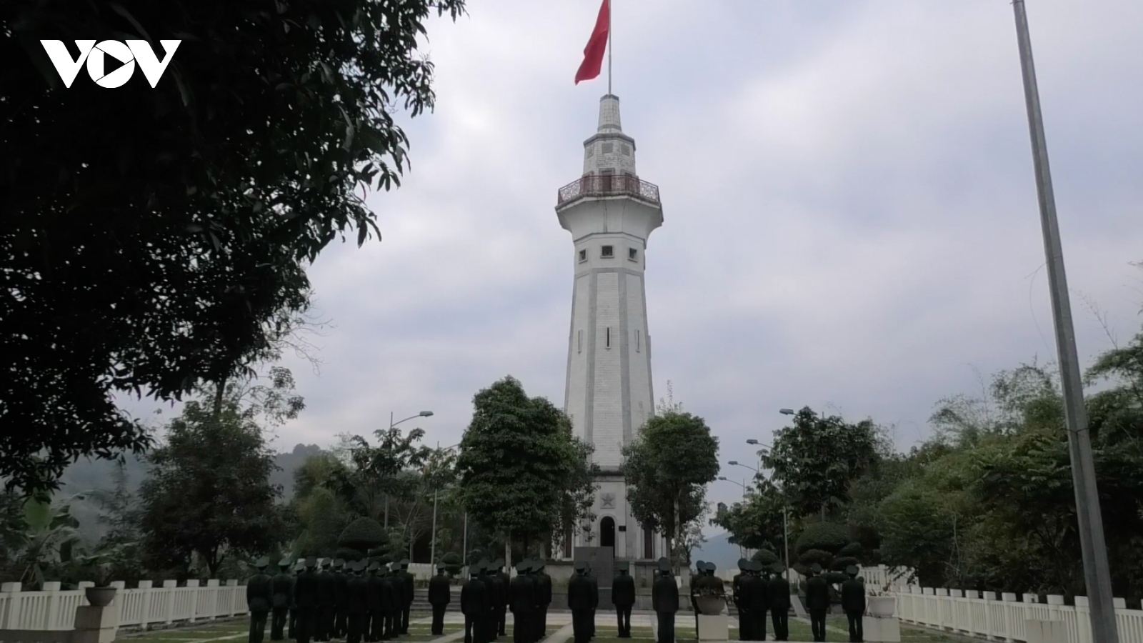 Lễ chào cờ sáng mùng một Tết tại cột cờ Lũng Pô