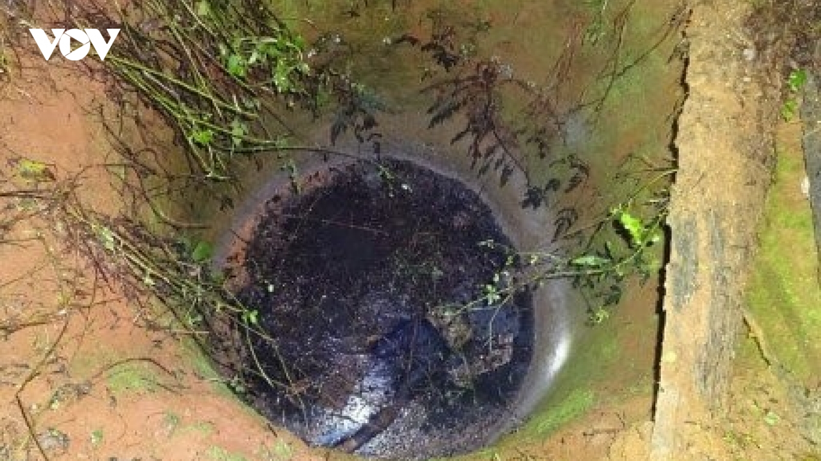 Phát hiện thi thể hai mẹ con dưới giếng
