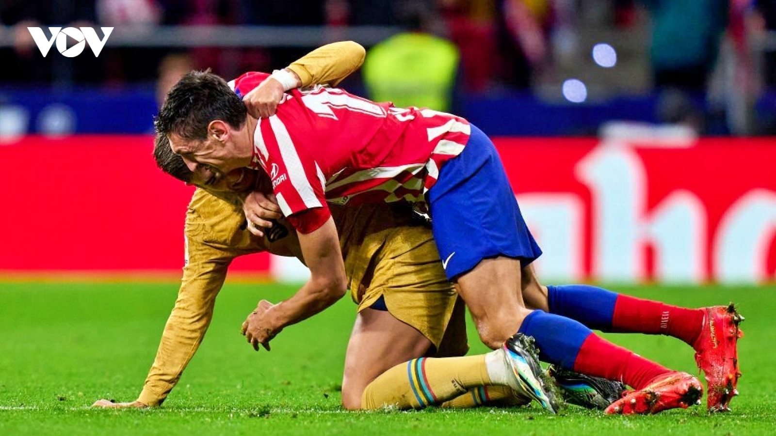 Atletico Madrid 0-1 Barca: Savic và Torres đánh nhau và cái kết đắng