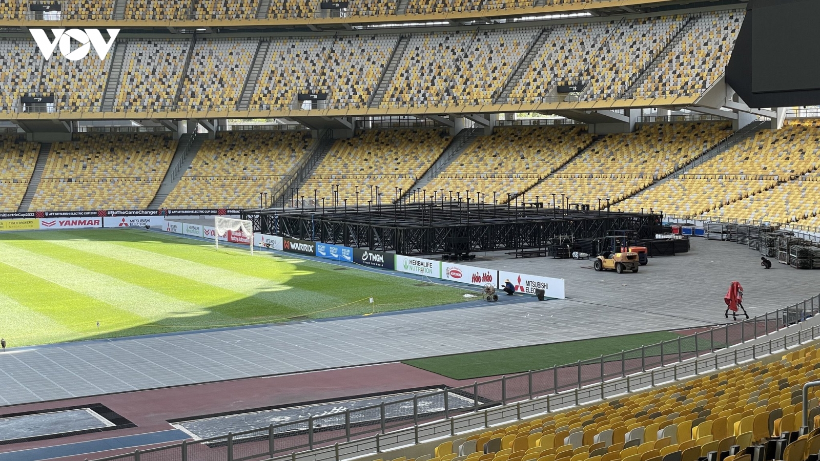 Sân Malaysia dựng sân khấu tổ chức ca nhạc dù vẫn đăng cai bán kết AFF Cup