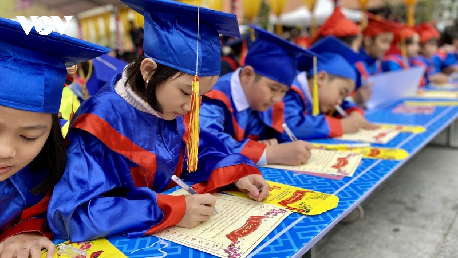 Học sinh tiêu biểu Hải Phòng khai bút đầu xuân tại Khu tưởng niệm Vương triều nhà Mạc