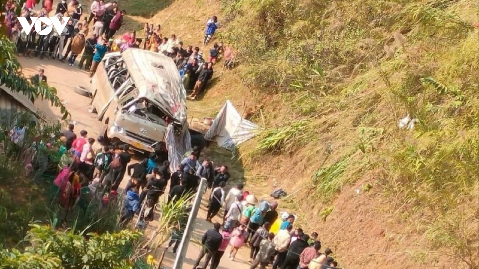 Car with 18 people on board falls off ravine, 3 killed, 4 injured