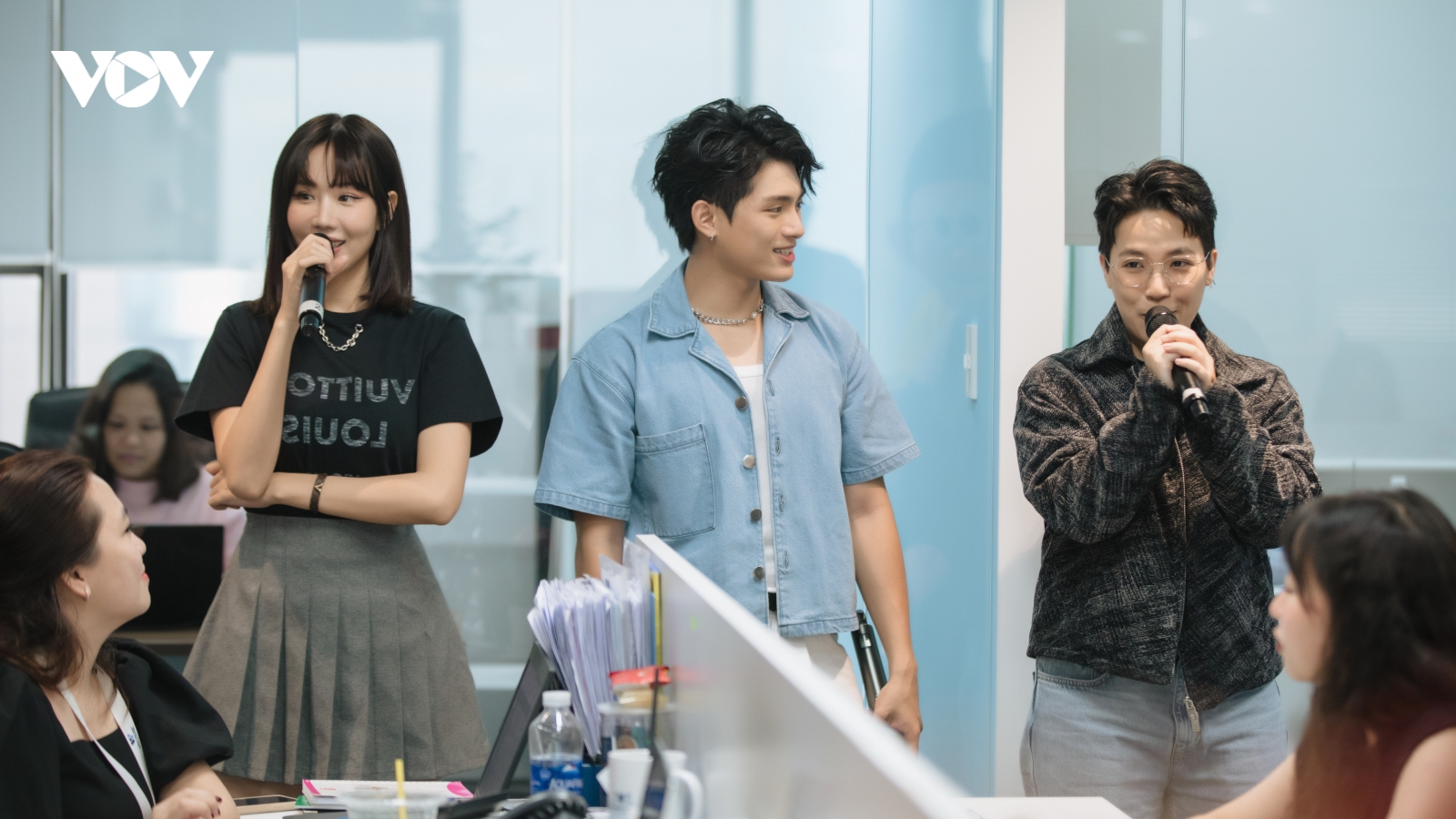 Đầu năm, Min, Kai Đinh, GREY D “tập kích" văn phòng để…ôm nhau