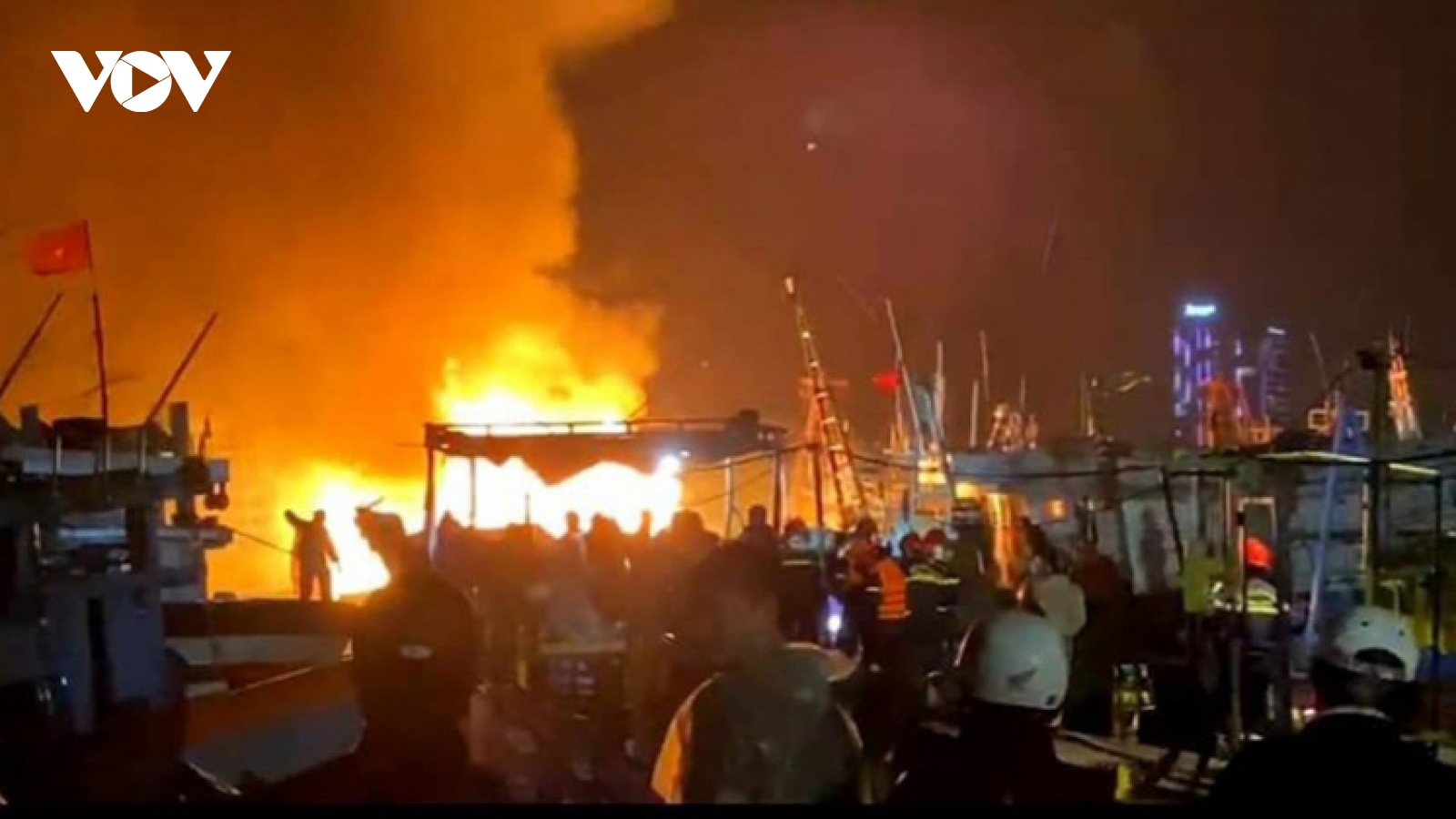 Cháy 2 tàu cá tại âu thuyền Thọ Quang