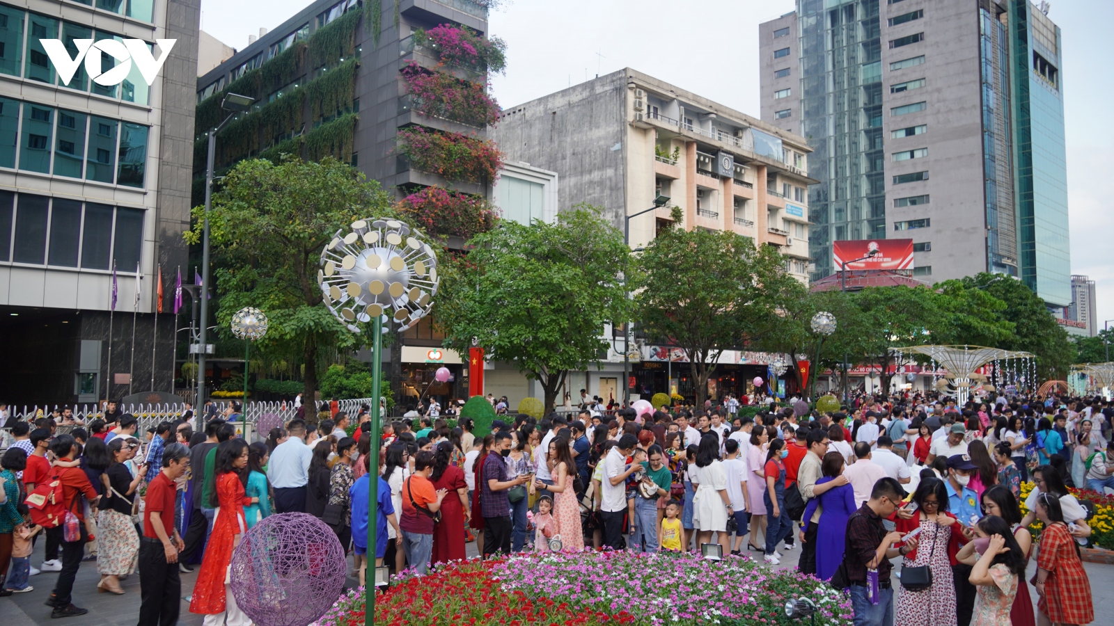 Hàng ngàn người đổ về trung tâm TP.HCM, chật kín đường hoa