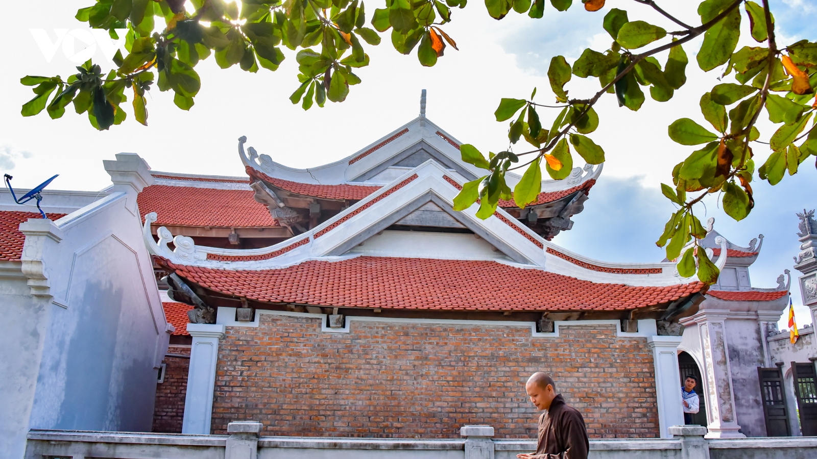 Ghé thăm ngôi chùa thanh bình trên đảo Sinh Tồn Đông