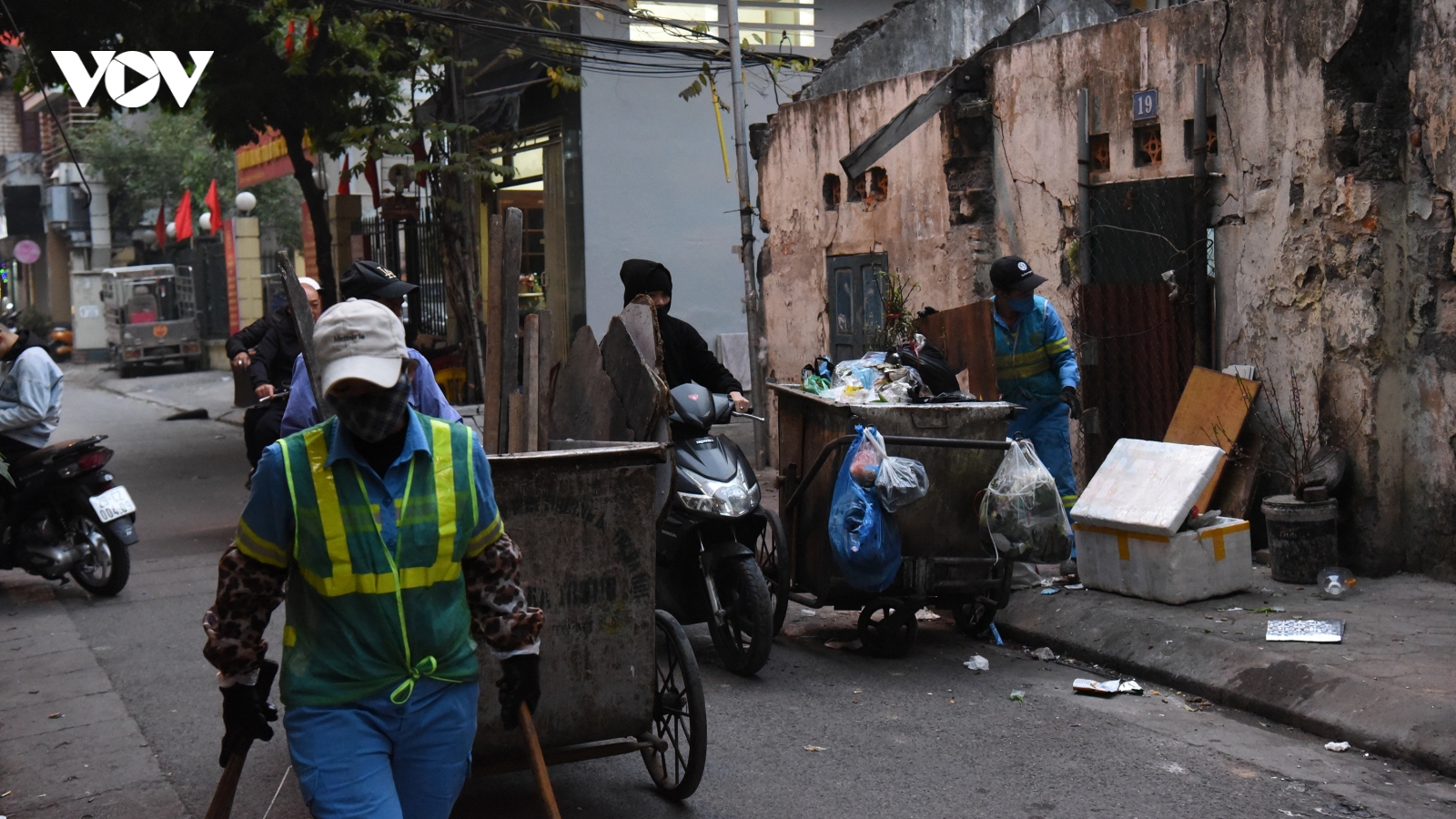 Miệt mài thu gom rác trên đường phố Hà Nội đêm giao thừa