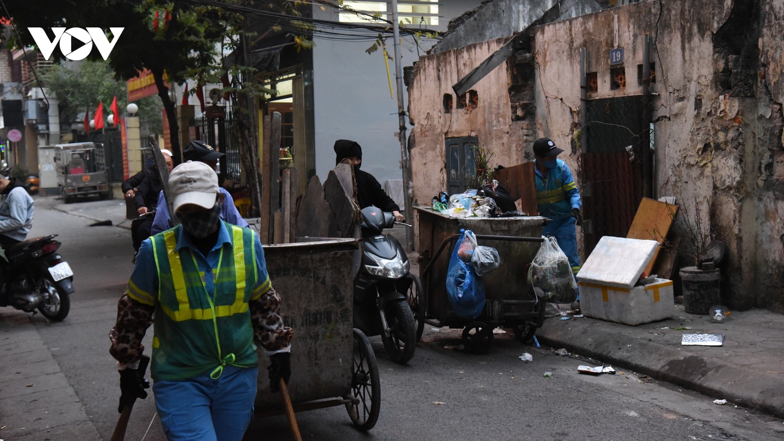 Miệt mài thu gom rác trên đường phố Hà Nội đêm giao thừa