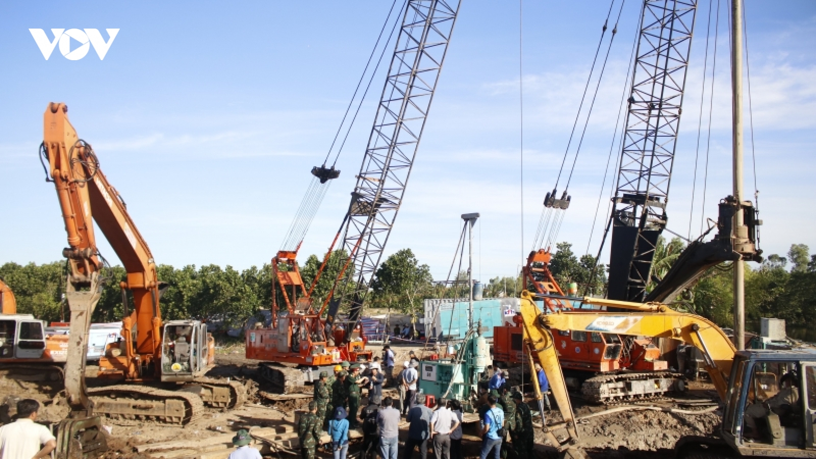 Thêm chuyên gia và một số bộ hỗ trợ công tác cứu hộ cháu bé ở Đồng Tháp