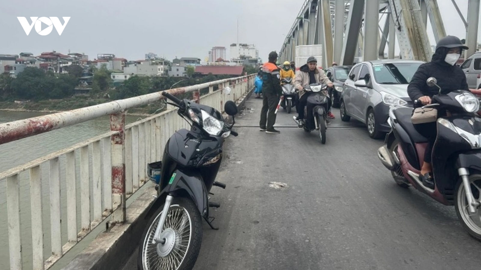 Nam sinh lớp 9 ở Hà Nội nhảy cầu Chương Dương tự tử