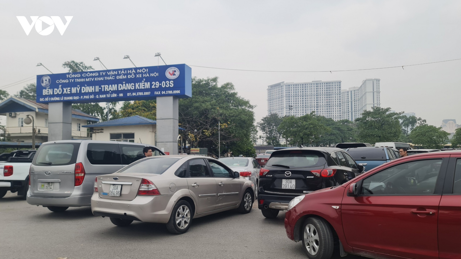 Phương tiện ùn ứ xếp hàng dài trước các trung tâm đăng kiểm xe cơ giới ở Hà Nội
