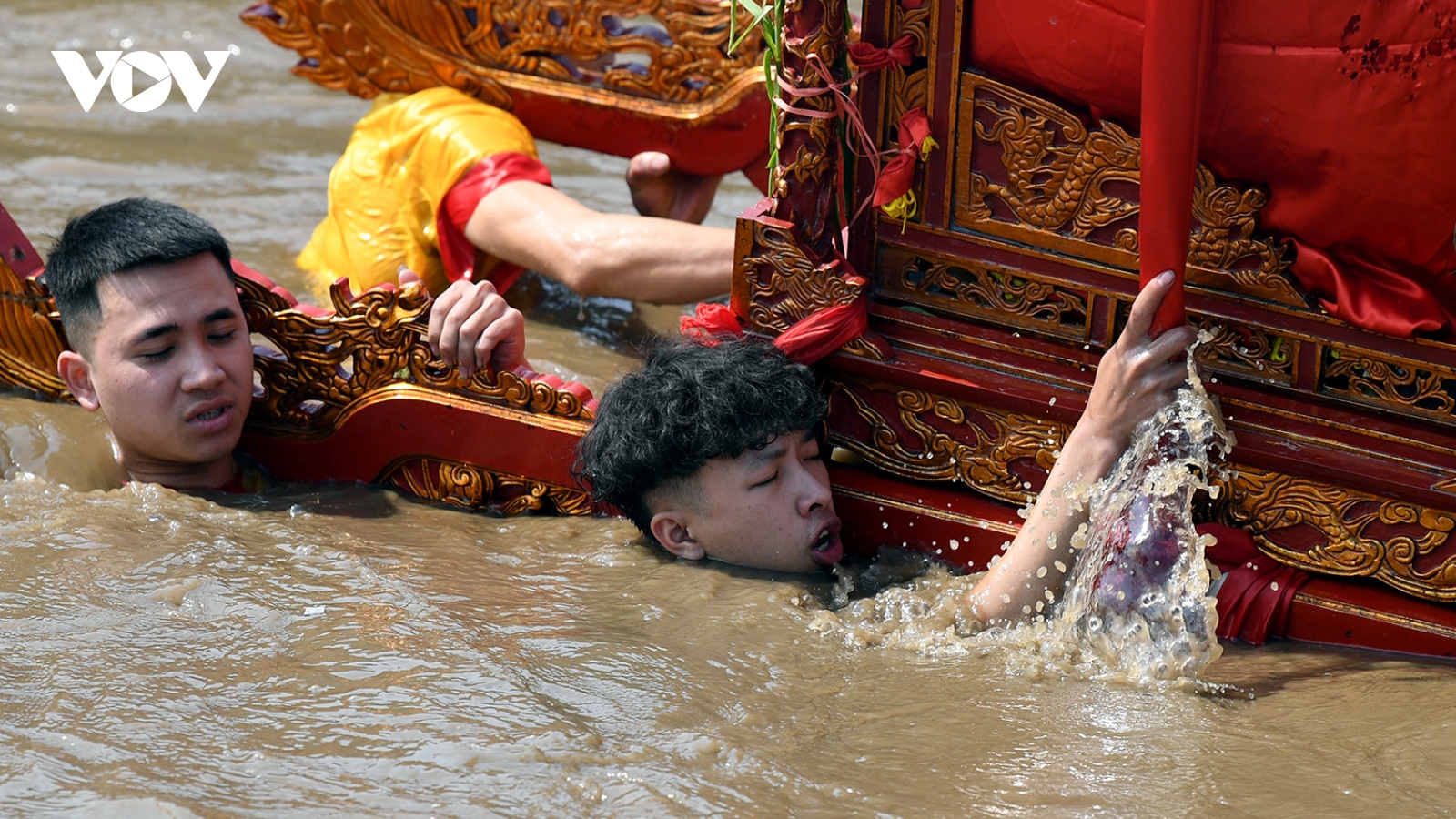 Trai tráng dầm mình rước kiệu dưới nước hàng giờ tại Thái Bình