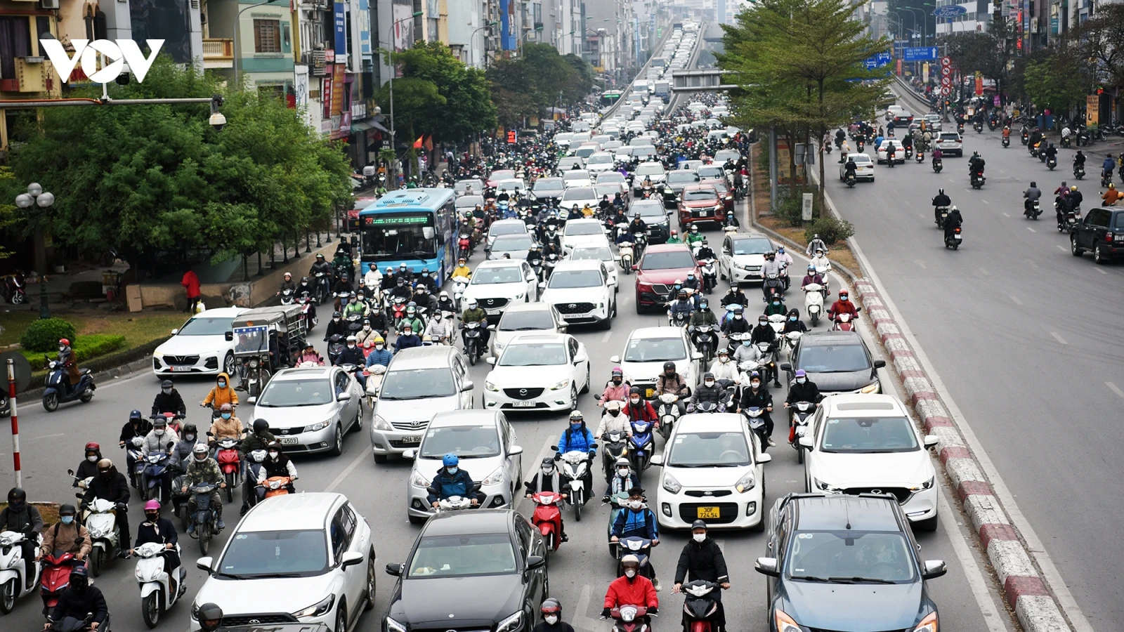Đường phố Hà Nội đông đúc, ùn tắc cục bộ ngày đầu đi làm sau Tết Dương lịch