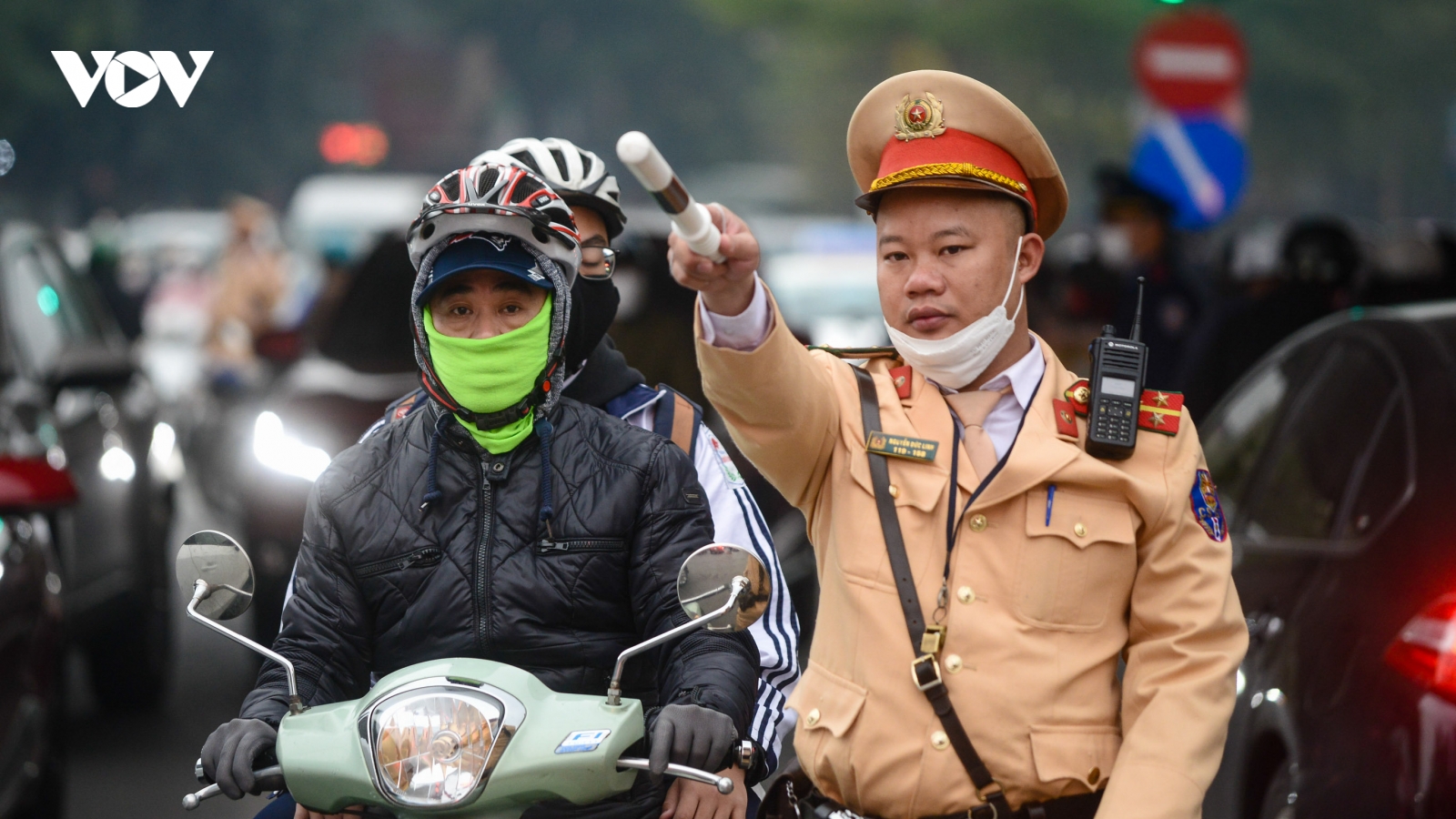 CSGT Hà Nội vất vả phân luồng trong ngày đầu điều chỉnh nút giao Ngã Tư Sở