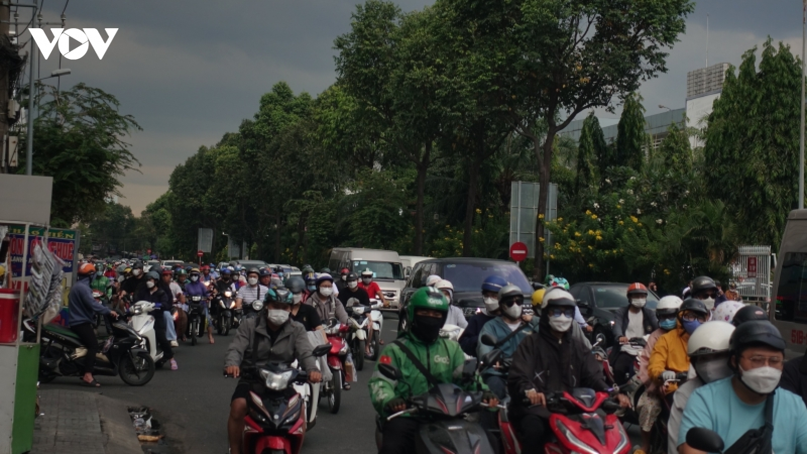 Người dân đổ về TP.HCM sau kỳ nghỉ lễ, giao thông vẫn đảm bảo