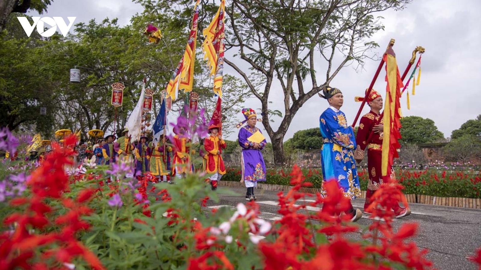 Dâng tiến Hương Xuân - mang sản vật vào cung đình Huế