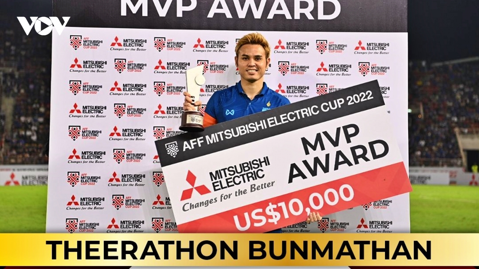 Theerathon Bunmathan ẵm giải Cầu thủ xuất sắc nhất AFF Cup 2022
