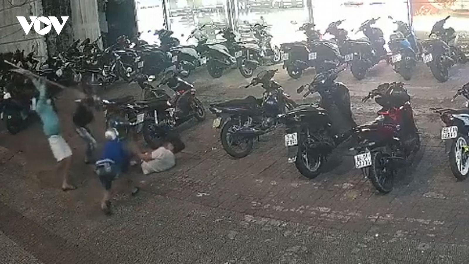 Xác minh, làm rõ vụ 2 nhóm thanh niên dùng hung khí hỗn chiến ở Bình Dương