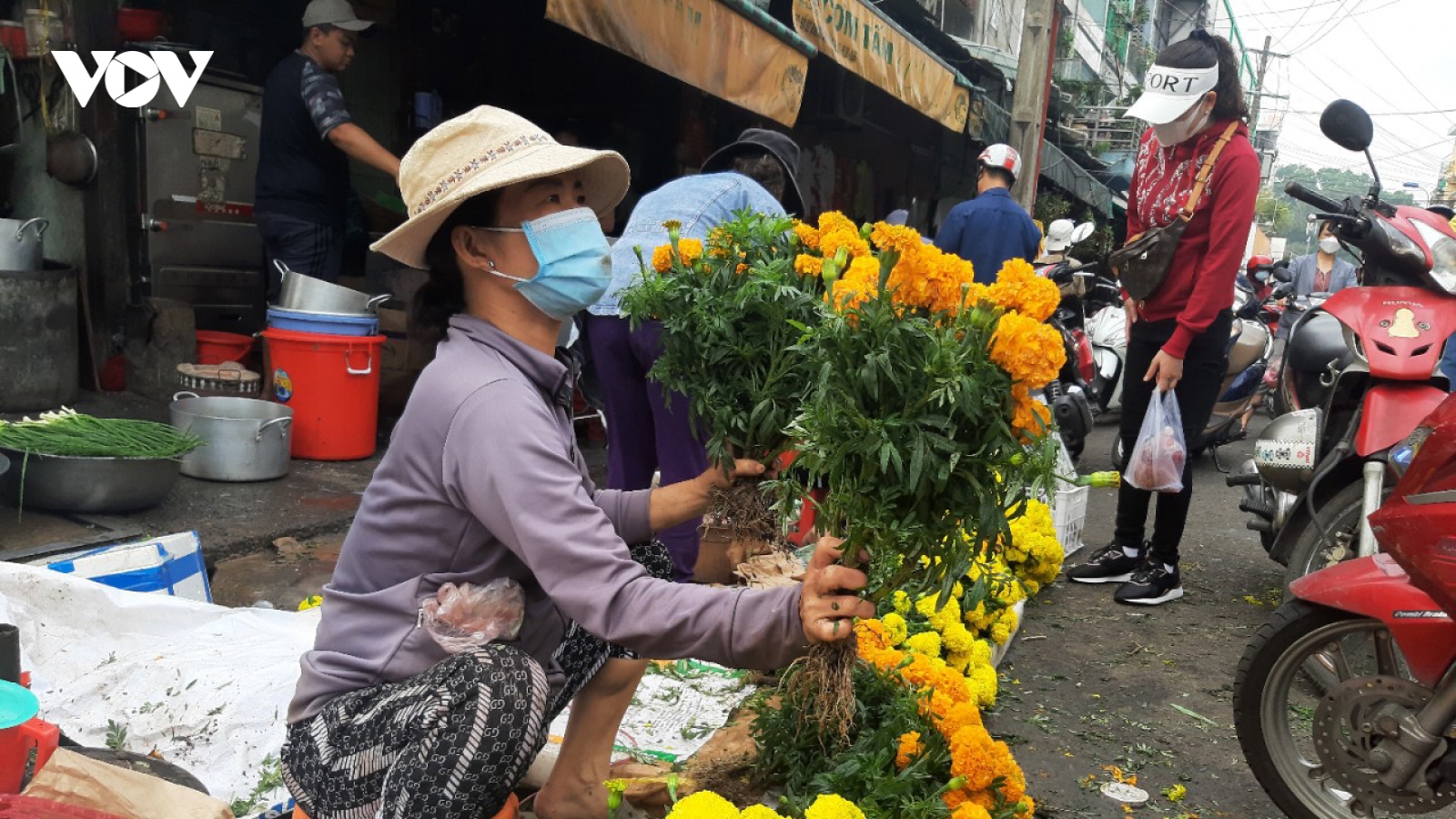 Lễ cúng ông Công, ông Táo: Giá trái cây ở TP.HCM tăng