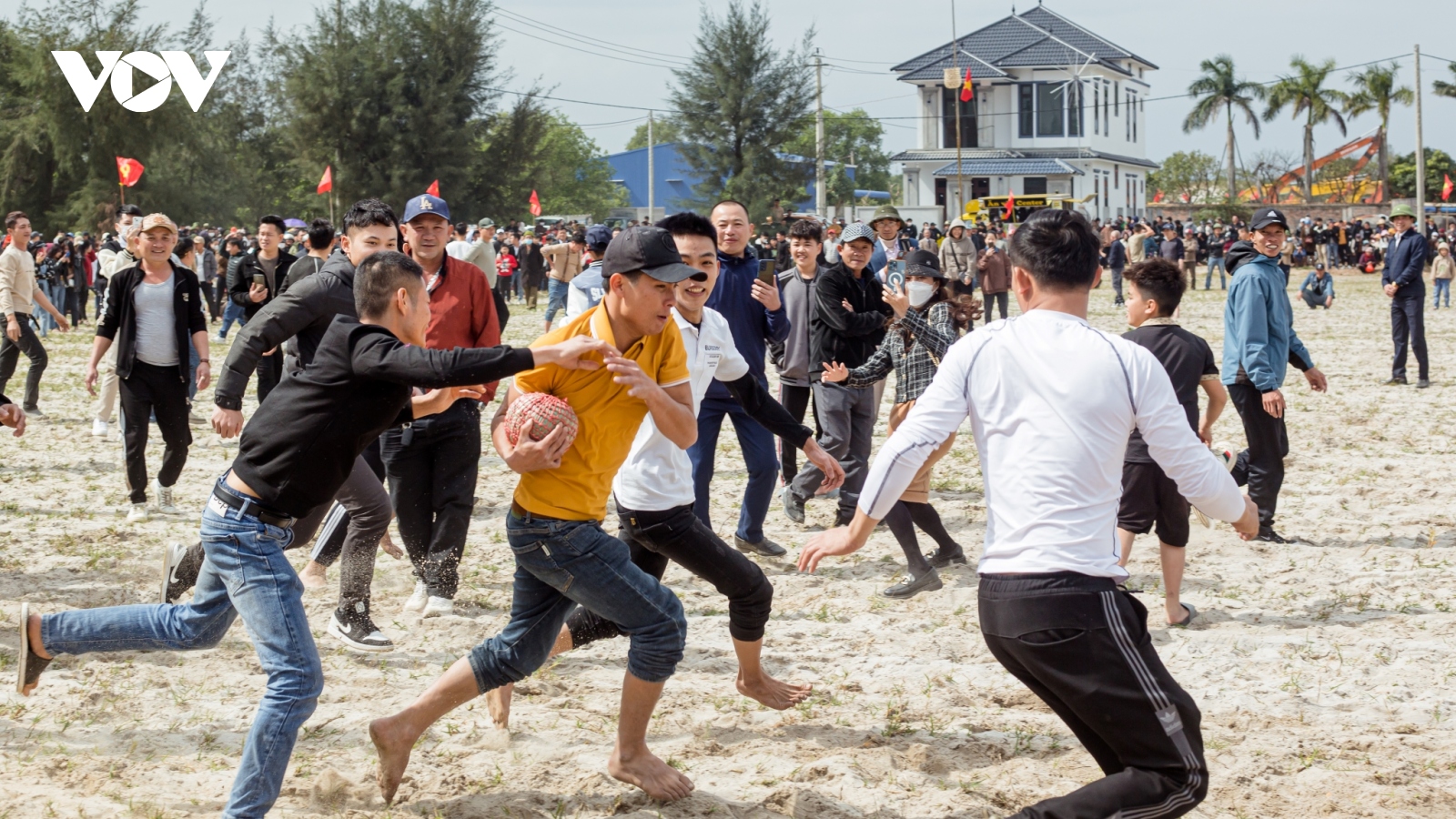 Nô nức xem cướp cù tại lễ hội đình làng Tượng Sơn