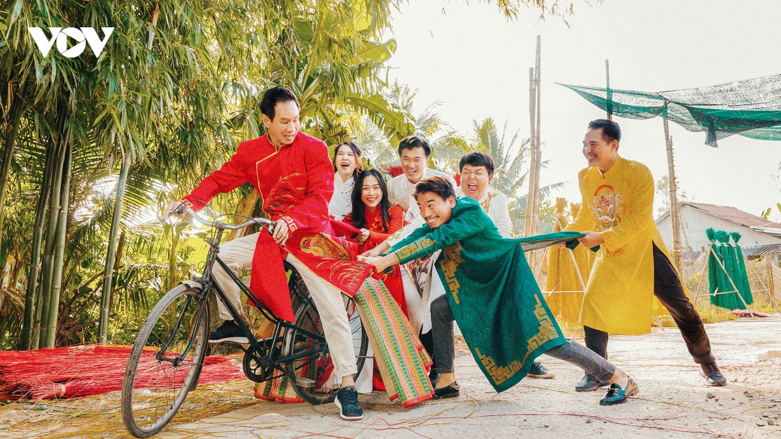 Lý Hải cùng dàn diễn viên "Lật mặt: Tấm vé định mệnh" mặc áo dài đón năm mới