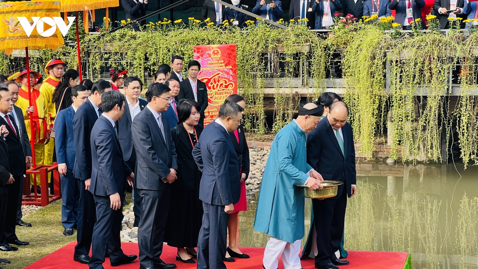 Chủ tịch nước dâng hương, thả cá cùng kiều bào tại Hoàng Thành Thăng Long