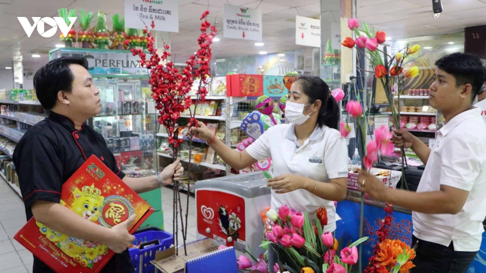 Nhộn nhịp thị trường Tết Việt tại Campuchia