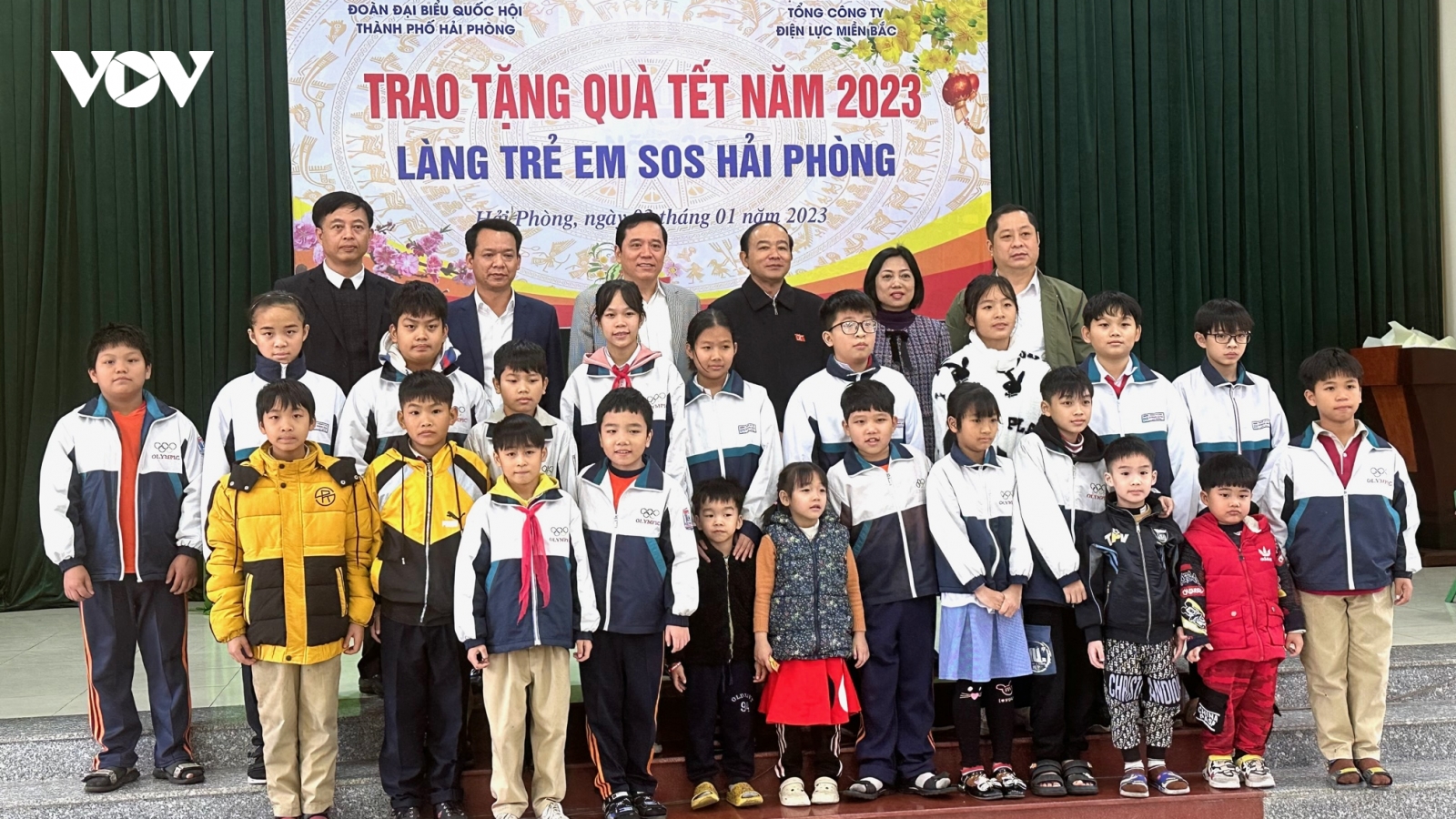 EVNNPC cùng Đoàn đại biểu Quốc hội TP Hải Phòng tặng quà Tết cho người nghèo